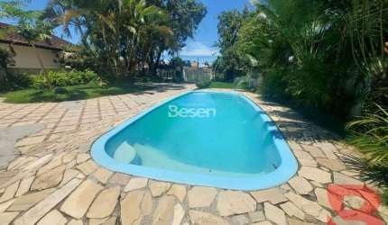 CASA COM PISCINA LOCALIZADA PRÓXIMO A 3º PEDRA DE ITAPOA