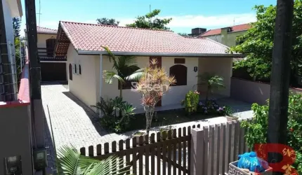 OPORTUNIDADE DE CASAS APENAS 50 METROS DO MAR, ESPAÇOSO TERRENO, TODA EM ALVENARIA COM LAJE.