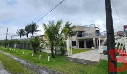 EXCELENTE SOBRADO FRENTE PARA O MAR COM PISCINA E ÓTIMA ÁREA DE LASER NA BARRA DO SAÍ.