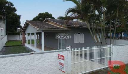 CASA A VENDA NA REGIÃO COMERCIAL DE ITAPOÁ, COM 144,08 M², 04 QUARTOS (01 SUÍTE), SALA, COZINHA UM TERRENO ESPAÇOSO.