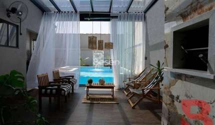 UMA CASA REALMENTE ENCANTANDORA A 200MTS DO MAR! CASA PRONTA PARA MORAR!