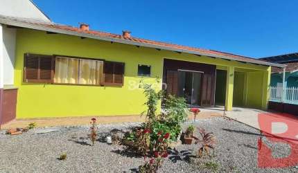 ÓTIMA CASA COM 03 DORMITÓRIOS NA BARRA DO SAÍ - APENAS 350 METROS DO MAR.
