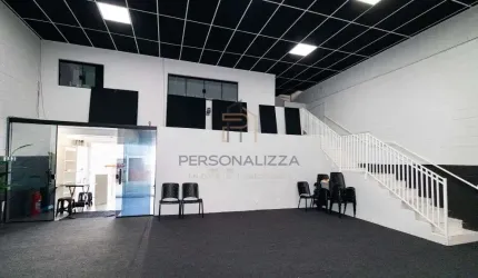 Galpao para locacao em Vila Santa Terezinha, perto do centro de Varzea Paulista com 3 vagas de garagem frente pe direito alto