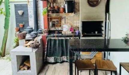 Casa no condominio Bosque da Vila a venda no Jardim Petropolis, em Cotia - SP com area de lazer completo, quintal com churrasqueira e fogao a lenha