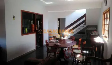 Casa com 04 quartos, no Jardim das Indústrias