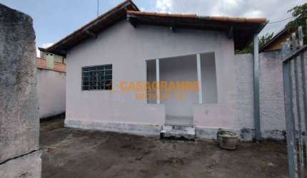 Casa com 03 quartos, no Jardim Ismênia