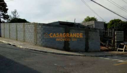 Terreno à Venda de Esquina todo Murado com Alicerce - 200m²