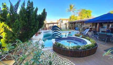 Excelente casa triplex, próximo da praia de vilas do atlântico, rua super tranquila, sem saída, piscina  ampla com cascata, iluminação, hidromassagem além de um maravilhoso espaço gourmet