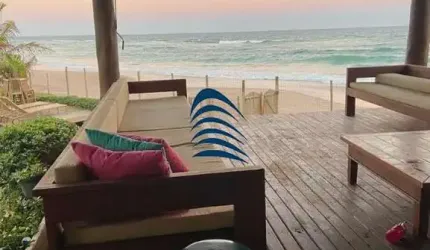 Casa Duplex Pé na areia em Jauá  Casa espetacular com 7 suítes, São 1200 m2 de área total cercada de mar e verde, Pé na areia, em uma das melhores praias da Bahia! PORTEIRA FECHADA