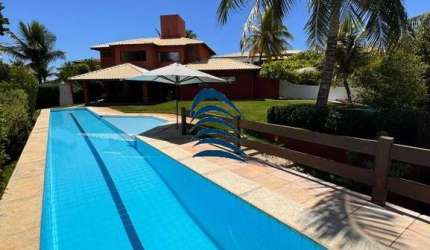 Condomínio Praia dos Lagos   Casa pé na areia e vista lagoa Casa duplex com 4 suítes medindo 385 m2 de área privativa e terreno com 1.128 m2.  Armários em todos os ambientes
