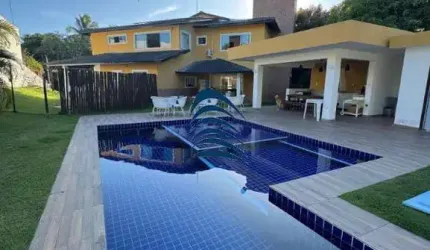 Casa  com 5 suítes climatizadas, armários planejados, sendo 2 com closet e a principal com hidromassagem.