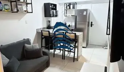 Quarto e Sala com Varanda no Edifício Blue Barra, 36m², nascente, finamente decorado, armários, mobiliado, climatizado, porteira fechada.