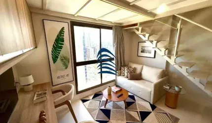 Studio aconchegante, finamente decorado, com mezanino, e localização nobre, no Caminho das Árvores.  Próximo dos principais shoppings e rodoviária.
