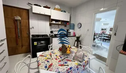 Apartamento amplo  térreo, 02 quartos Sala ampla com dois ambientes  Banheiro socia