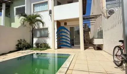 Excelente CASA em Lauro de Freitas    Casa possui 300m2, 4 suítes com closet na master, apoio para empregada, área de serviço, suíte master com jacuzzi.