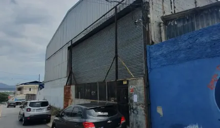 Galpão 500m2, com doca para uma carreta cada vez.