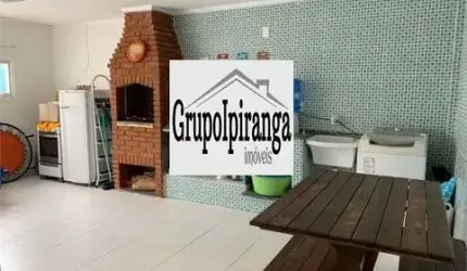 Sobrado com 3 dormitórios sendo 1 suíte, churrasqueira e 3 vagas de garagem com portão automático.