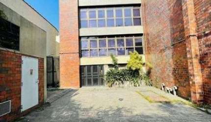 Prédio comercial próx. metrô Alto do Ipiranga, com 4 andares,  8 vagas de garagem na frente do imóvel