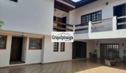 Sobrado com 3 dormitórios sendo 2 suítes com closet, sacada e 3 vagas na garagem.