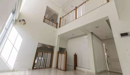 Casa de três andares, com 4 quartos, sendo todos suítes, varanda com churrasqueira + forno pizza e garagem para 3 carros