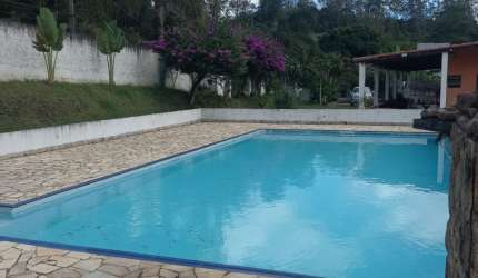 Chácara com piscina, lago e churrasqueira, Casa com 4 dormitórios sendo 2 suítes, toda cercada com muro e portão automático.