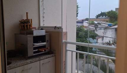 Apartamento com Varanda, 2 dormitórios sendo uma suíte e 1 vaga de garagem.