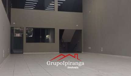 Prédio comercial, entre os metrôs Praça da Árvore e Santa Cruz