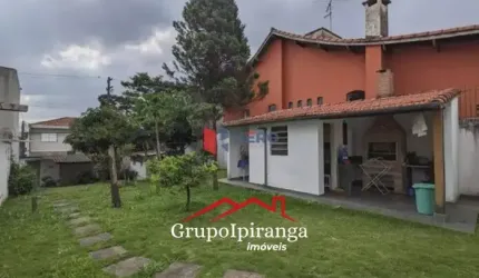 Casa Térrea com 1 dormitório, , Área de churrasqueira, quintal gramado e uma vaga de Garagem.