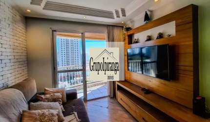 Apartamento com sacada, 3 dormitórios sendo 1 suíte, e 2 vagas de garagem.