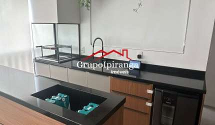 Apartamento com área gourmet, 2 dormitórios, sendo 1 suíte e 2 vagas demarcadas.