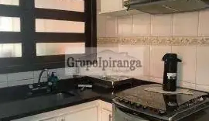 Casa Térrea com Edícula, localizada em rua sem saída. 3 Dormititórios e 2 Vagas de Garagem