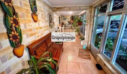 Casa Térrea com churrasqueira, 3 dormitórios, sendo 1 suíte e 6 vagas de garagem
