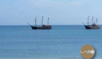 Apartamento 2 dormitórios com vista mar .
