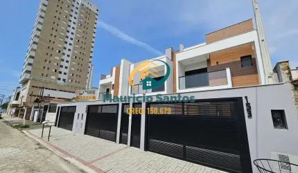 Sobrado Geminado em Mongaguá, bairro Jardim Aguapeú, Novo e com 3 suítes, lavabos e demais dependências, churrasqueira e piscina privativas!!