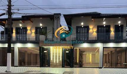 Casa Sobreposta alta em Praia Grande, bairro Maracanã, 2 dormitórios e demais dependências, 1 vaga em Condomínio fechado, lazer com piscinas e churrasqueira.