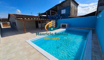 Casa em Mongaguá, bairro Flórida Mirim, 2 dormitórios sendo 1 suíte, 4 vagas de garagem, amplo quintal, piscina espaçosa e churrasqueira nos fundos, localizada lado SERRA, mas não muito distante da pr