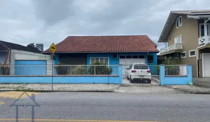 Casa espaçosa no Iririu