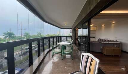 Apartamento alto padrão, porteira fechada.