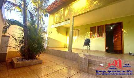 Casa a Venda com 3 Dormitórios + Salão Comercial - Vila Xavier