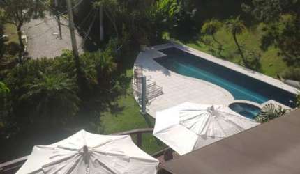 Luxuosa mansão de 4 suítes no Condomínio Refúgio dos Pinheiros em Itapevi-SP: 850m², 8 banheiros e 2 vagas. Agende sua visita hoje!