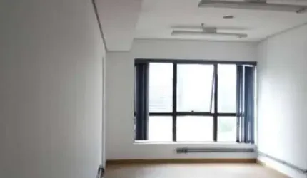 Sala comercial a venda  44m² com 01 banheiro, copa e ar-condicionado Chácara Santo Antônio.