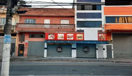 OPORTUNIDADE Sobrado com 4 casas e 2 salões comerciais em Diadema.
