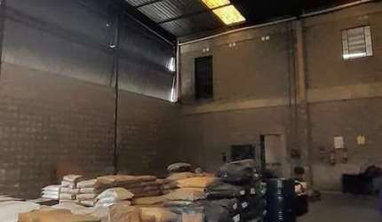 Prédio comercial no Jaraguá, 700m² com 10 vagas