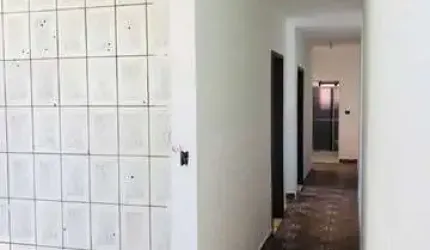 Sobrado com 2 dormitórios no piso superior, salão comercial no piso inferior, garagem para 2 carros,