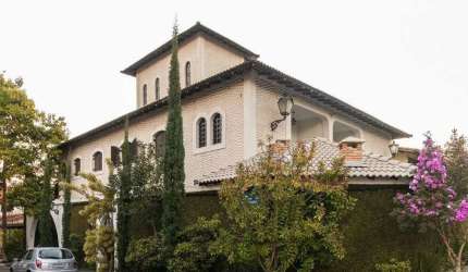 CASA ASSOBRADADA COM 5 DORMITÓRIOS SENDO 4 SUÍTES E 5 VAGAS DE GARAGEM. NO BAIRRO CHÁRA MEYER