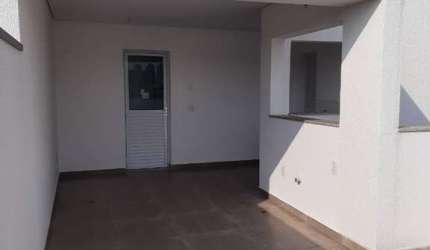 Cobertura com 2 dormitórios, cozinha e sala integradas e com 1 vaga