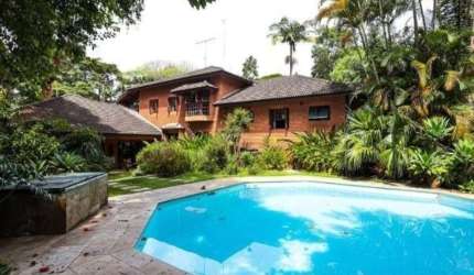 Sobrado à venda em Cotia - 5 dormitórios e piscina / SP
