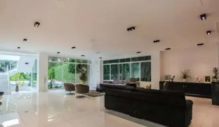Sobrado á venda na Cidade Jardim, com 4 suítes, 7 vagas.
