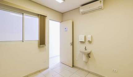 Clinica com 9 salas e 7 banheiros, Proximo ao Metro