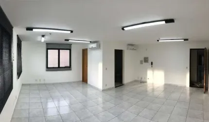 Sala Comercial à venda 47m² com 2 banheiros e 2 vagas na Saúde.
